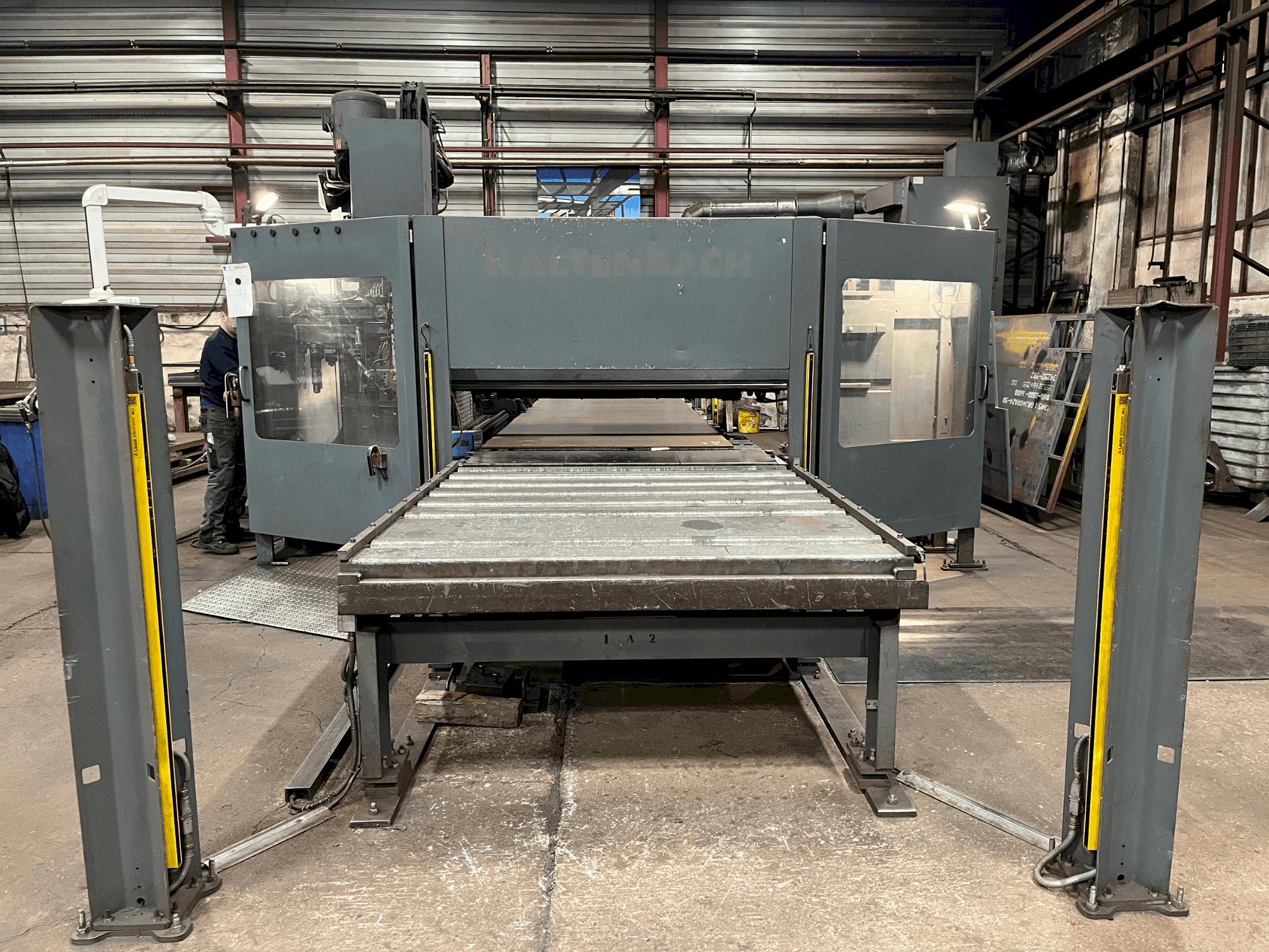 Vue de face de la machine KALTENBACH KF 1606