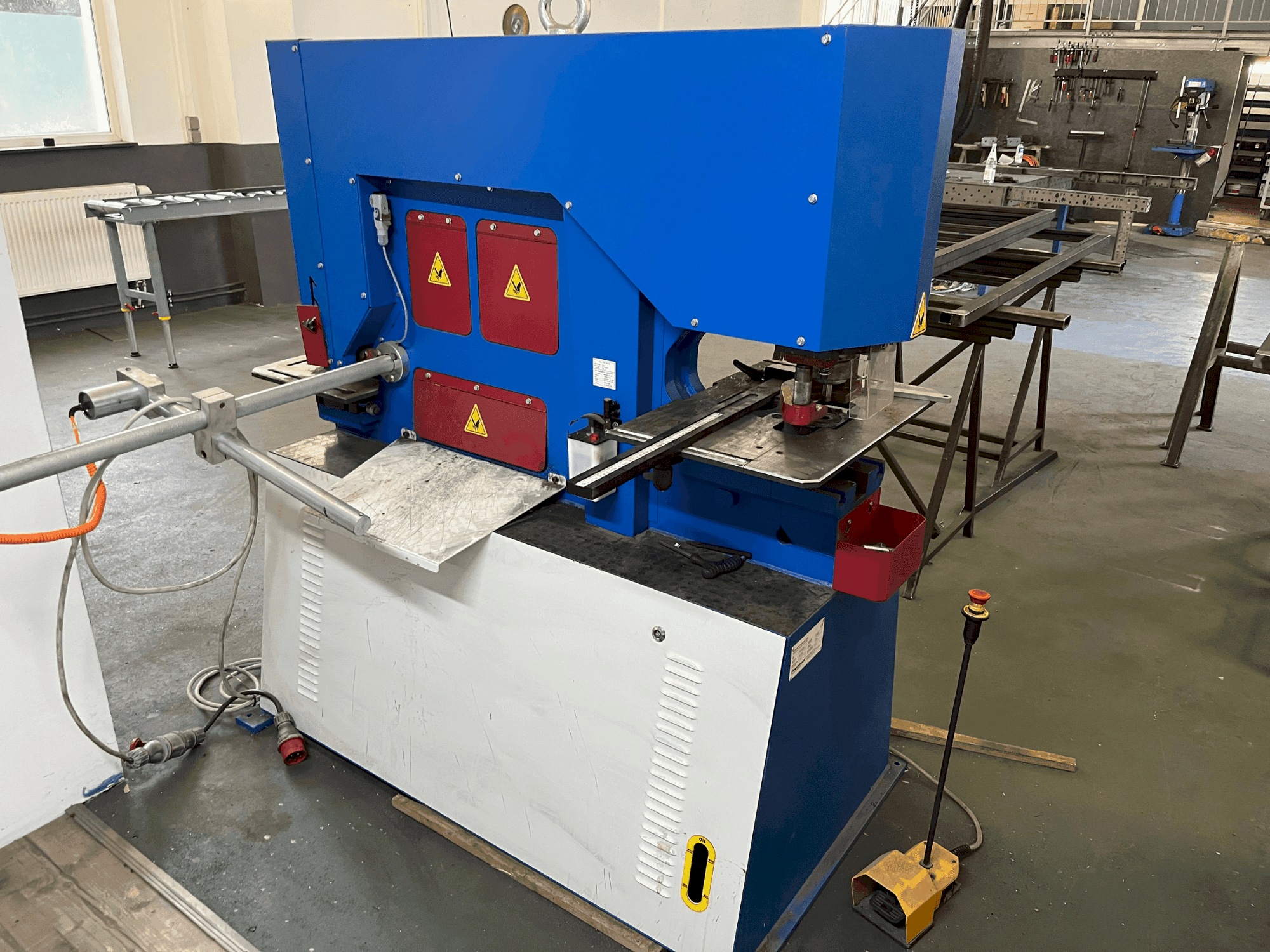 Vue de face de la machine Metallkraft HPS 65 DS