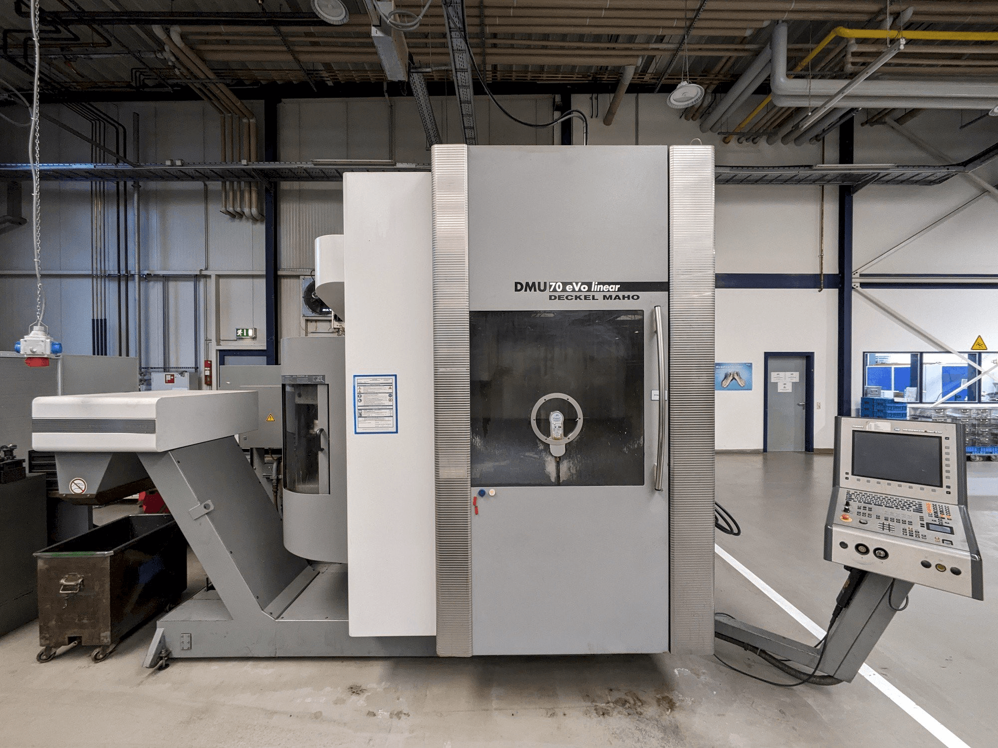 Vue de face de la machine DECKEL MAHO DMU70 eVo linear