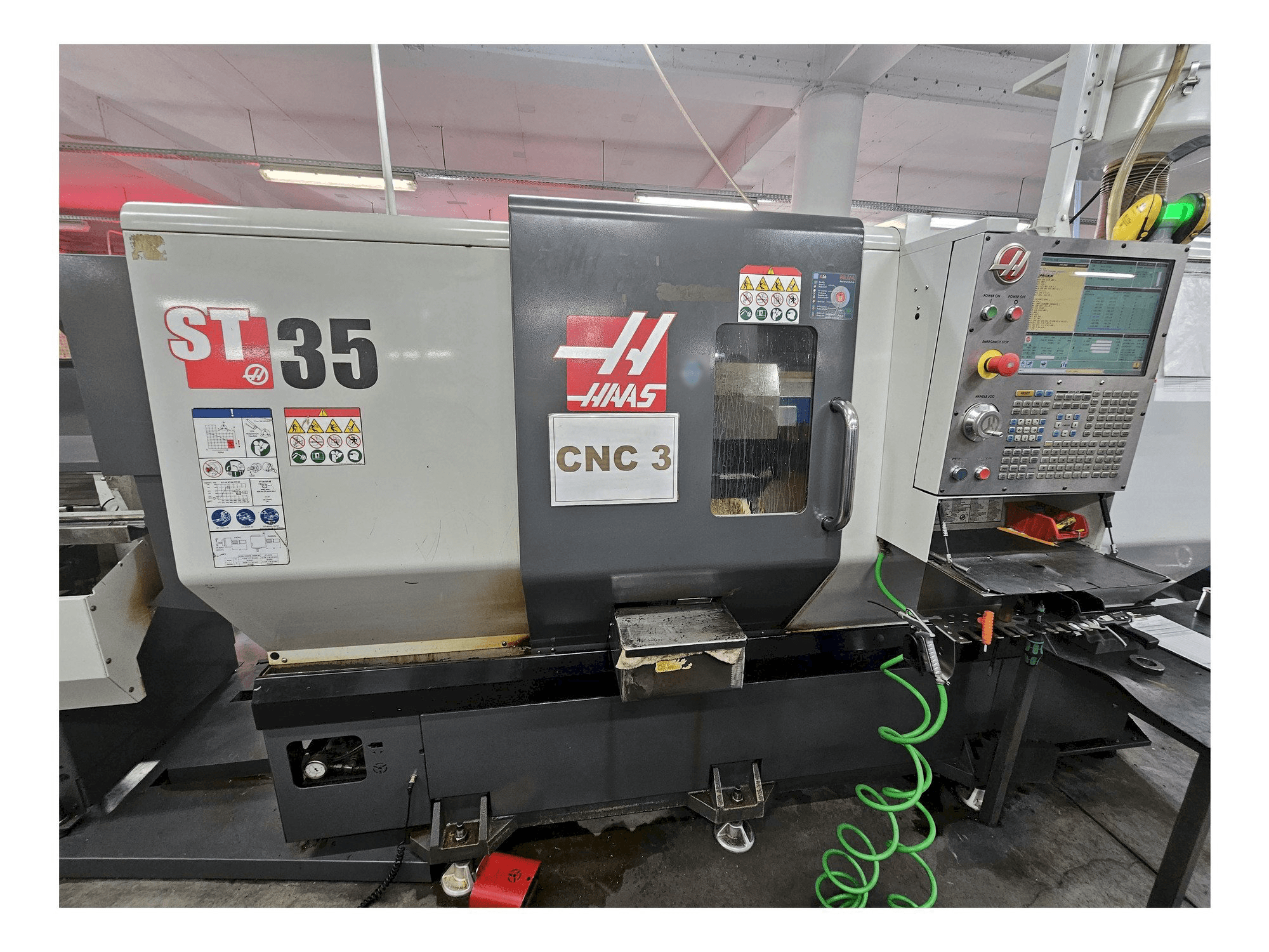 Vue de face de la machine HAAS ST-35