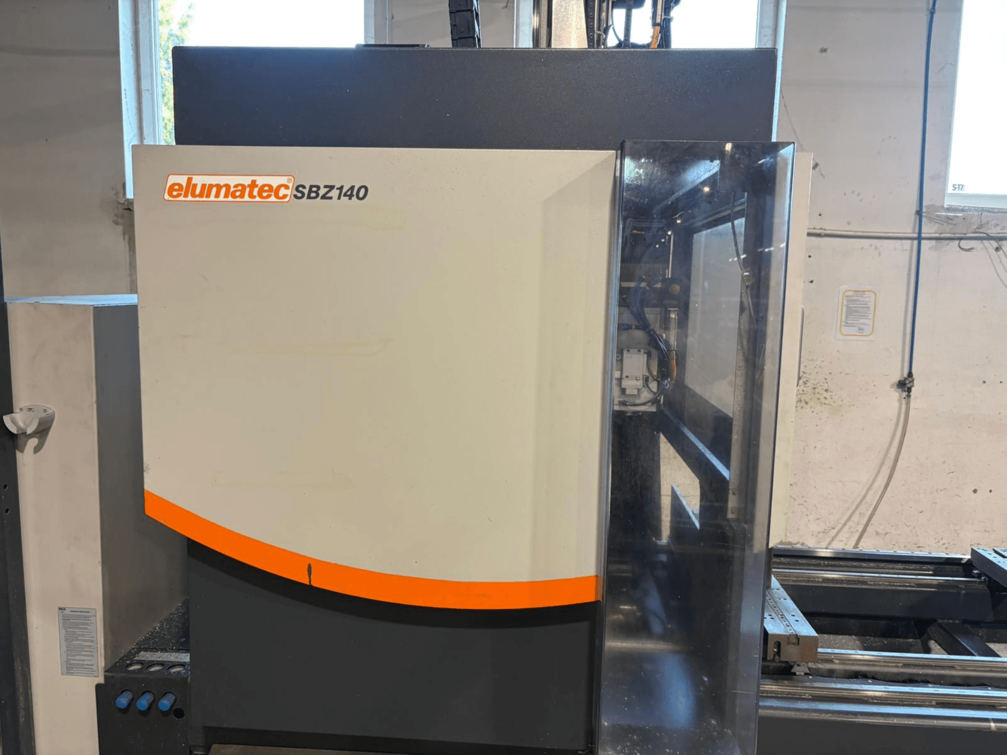 Centre d'usinage vertical Elumatec SBZ-140, vue de face, montrant son design épuré et les détails du panneau de commande.