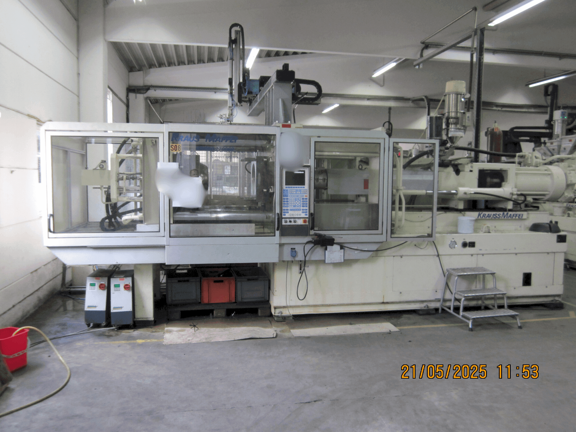 Vue de face de la machine Krauss Maffei 350-2700 C2