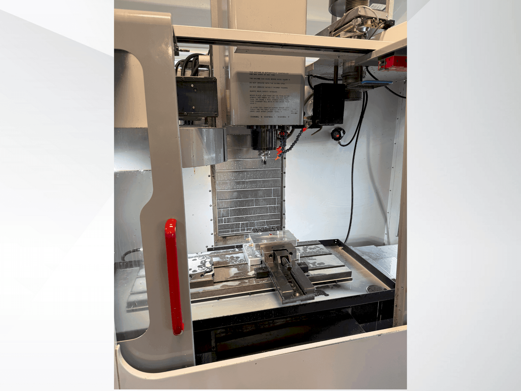 Vue de face de la machine HAAS VF-2DHE