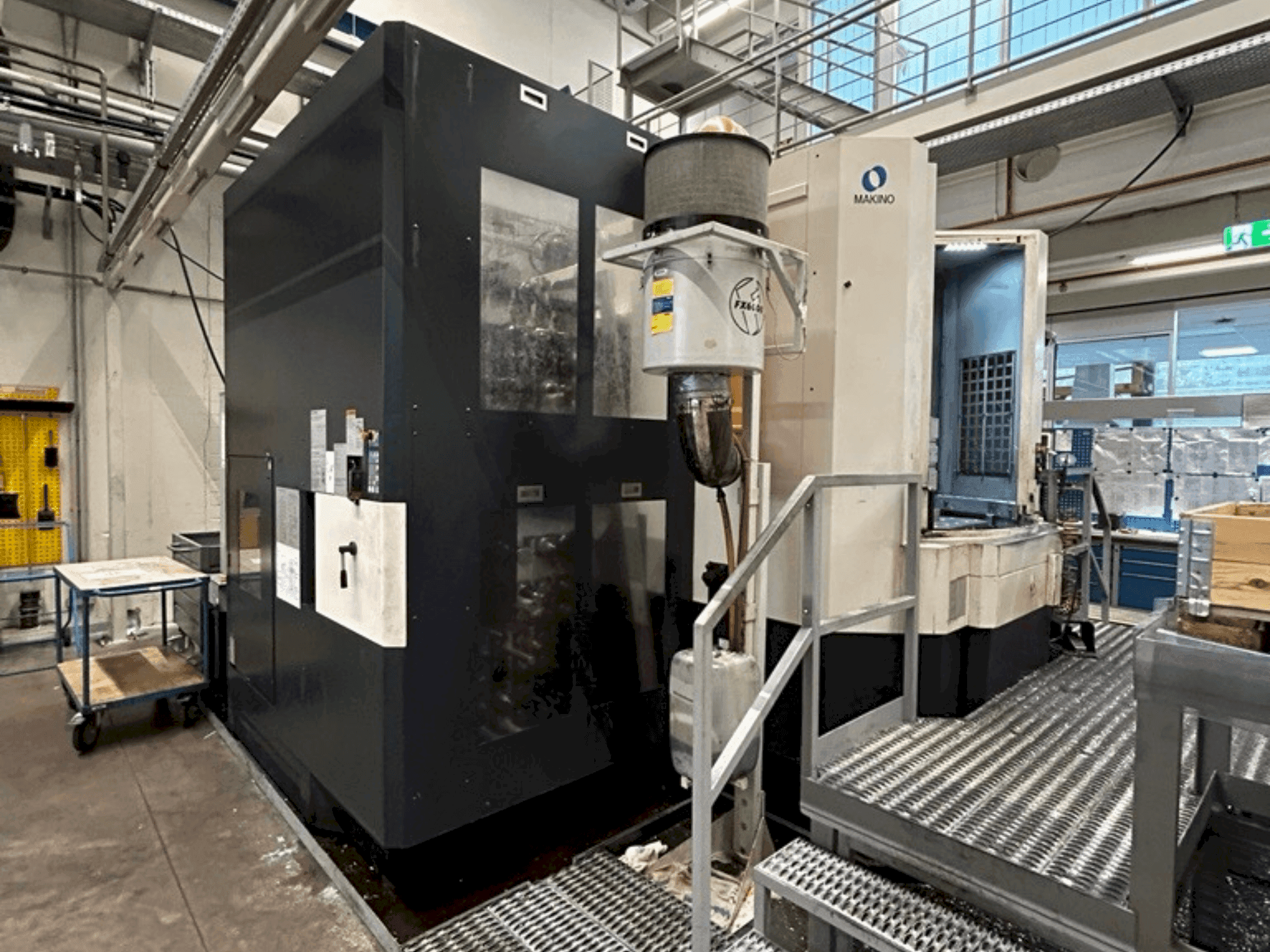 Vue de face de la machine Makino a81