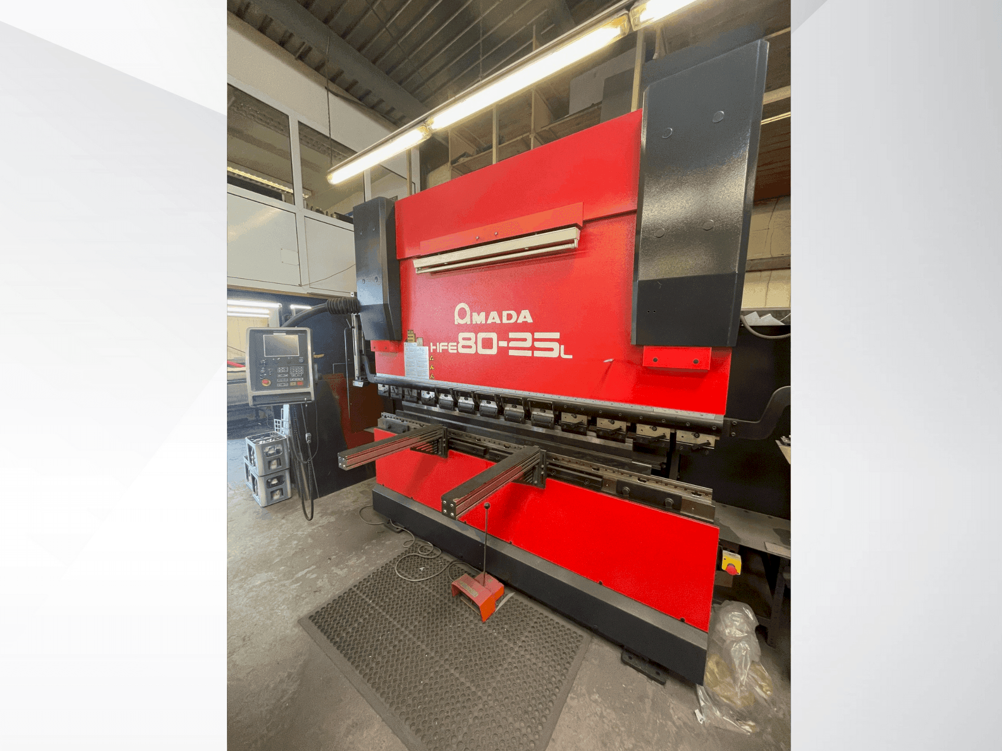 Vue de face de la machine AMADA HFE 80-25 L