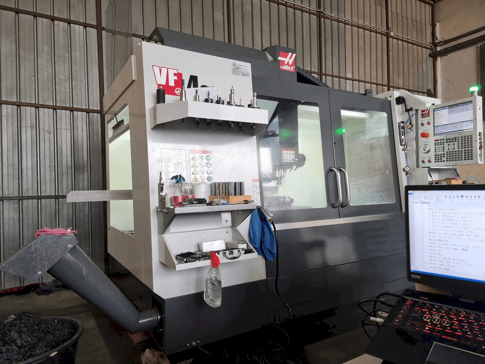 Vue de face de la machine HAAS VF4SS