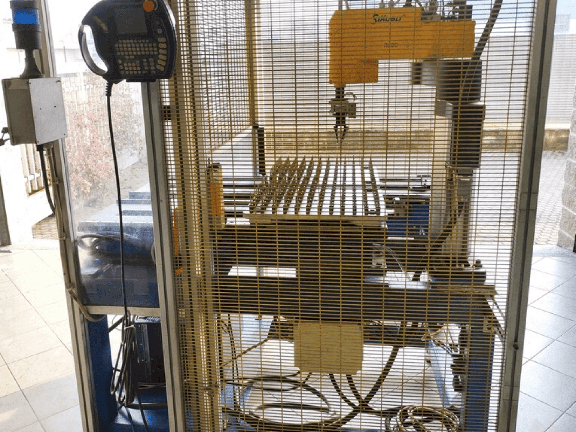 Vue de face de la machine STAUBLI RS80