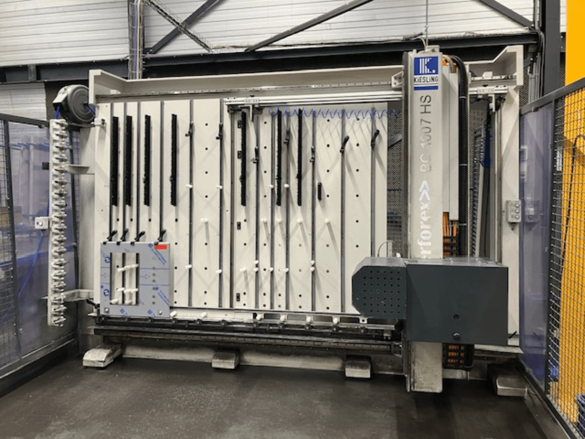 Centre d'usinage horizontal KIESLING Perforex BC1007HS, vue de profil montrant le porte-outils et le panneau de commande.