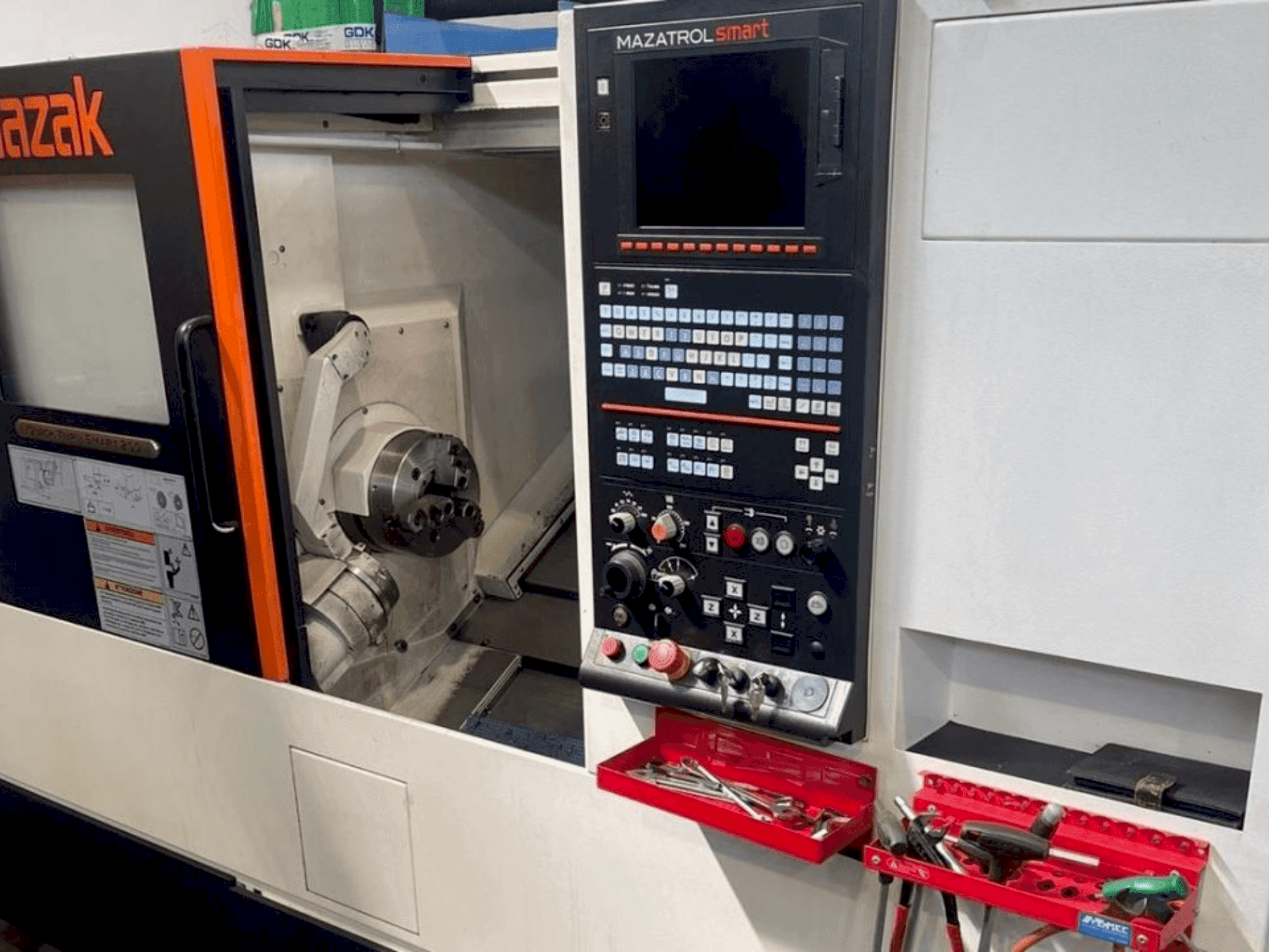 Vue de face de la machine Mazak QT SMART 200