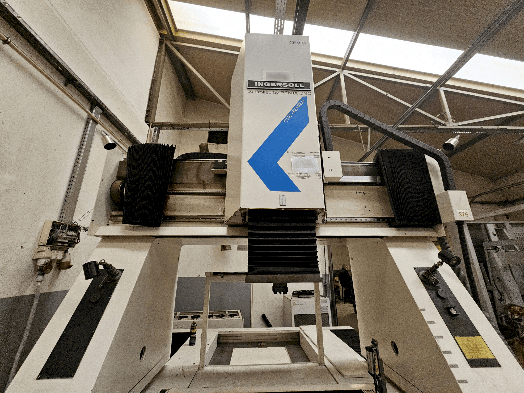 Vue de face de la machine INGERSOLL IG1300 PENTA