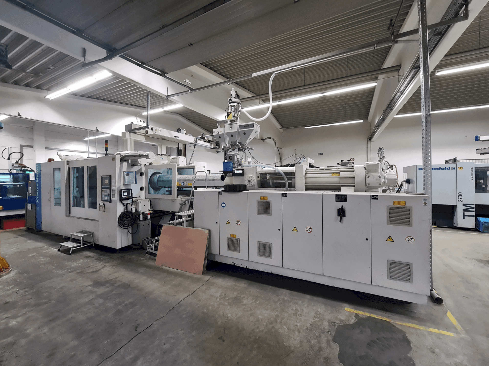 Vue de face de la machine Krauss Maffei 800-6100 MX