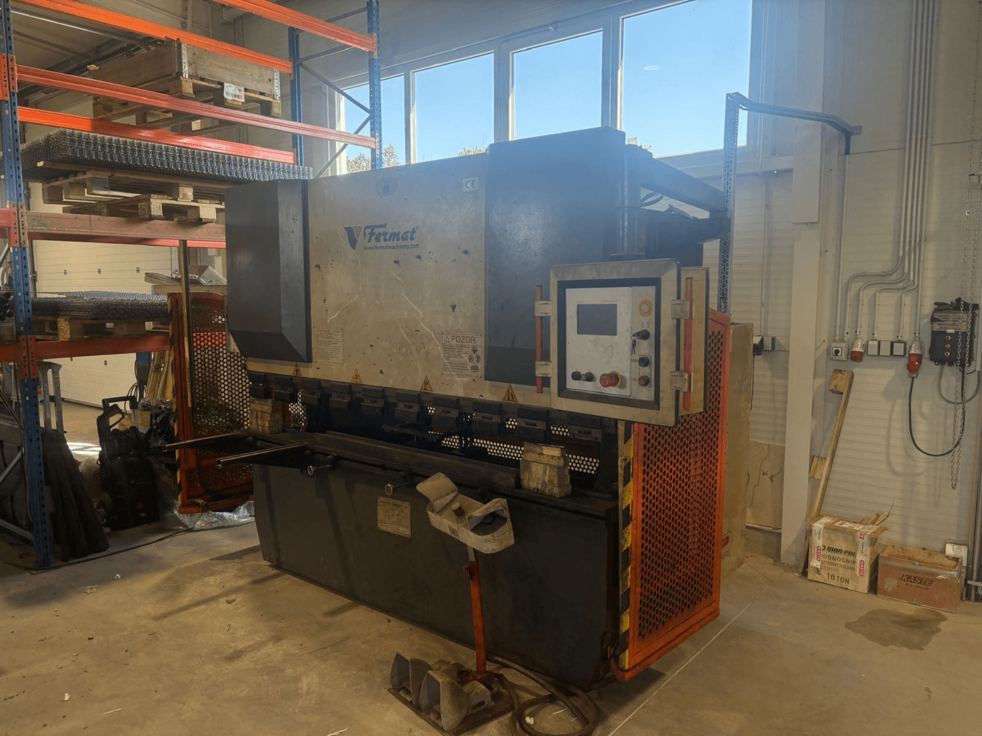 Plieuse CNC FERMAT CTOF 80/2500 vue de profil, montrant le panneau de commande et les outils de pliage des métaux.