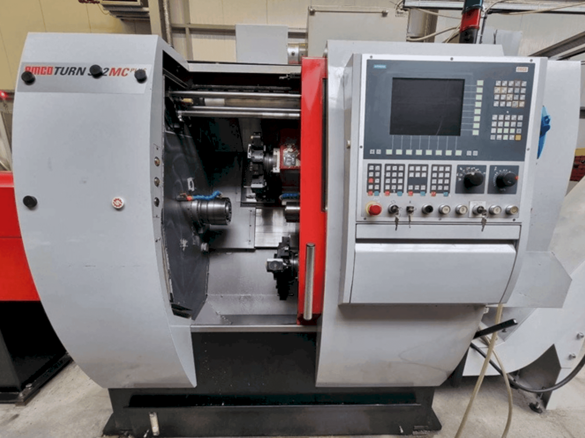 Vue de face de la machine EMCO TURN 332 MCPlus