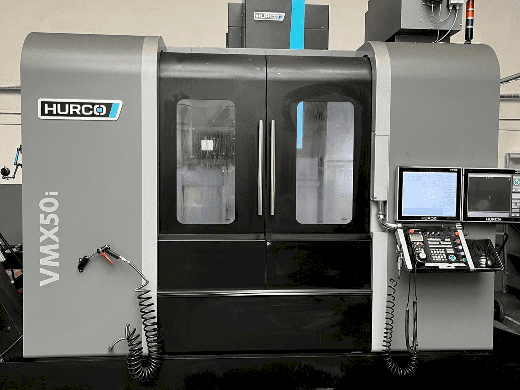 Vue de face de la machine Hurco VMX50i
