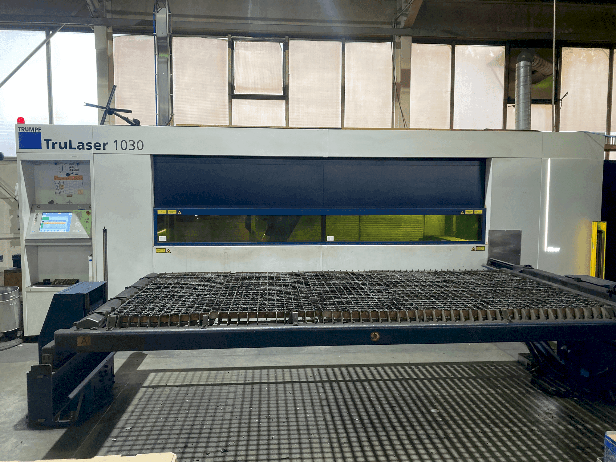 Vue de face de la machine TRUMPF TruLaser 1030
