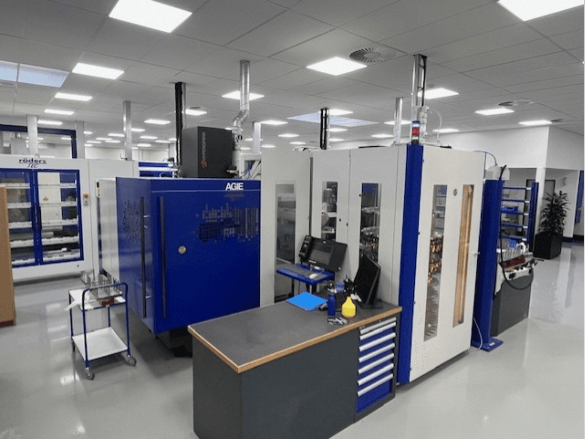 Machine d'électroérosion par enfonçage AGIE Hyperspark 2 Exact dans un atelier, vue de face avec des accents bleus et gris.
