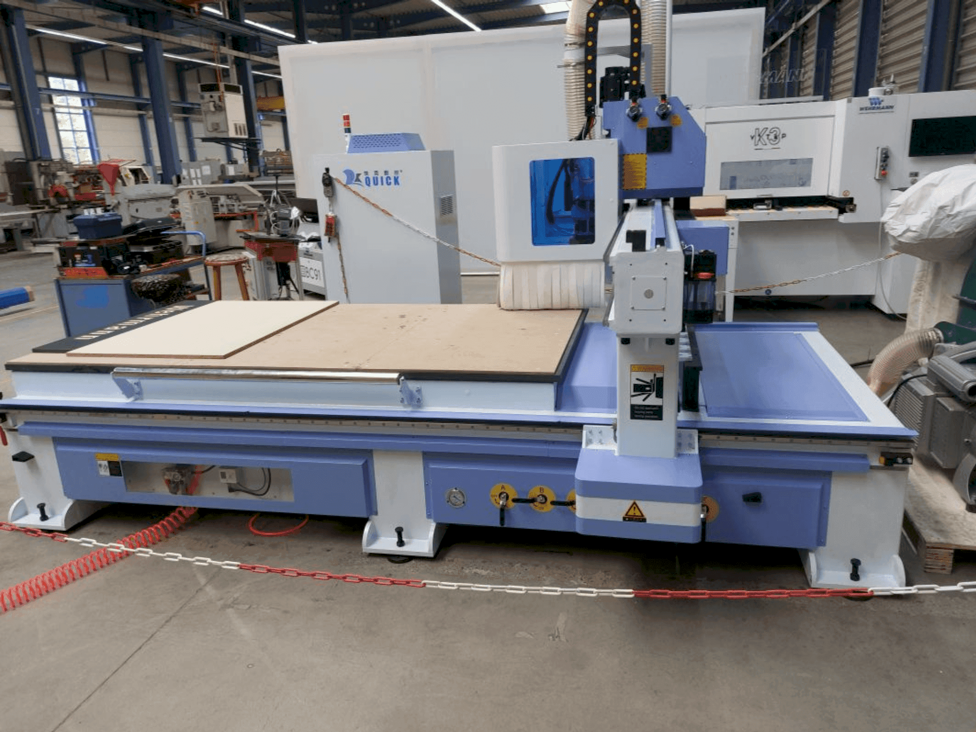 Vue de face de la machine QUICK CNC UE-481