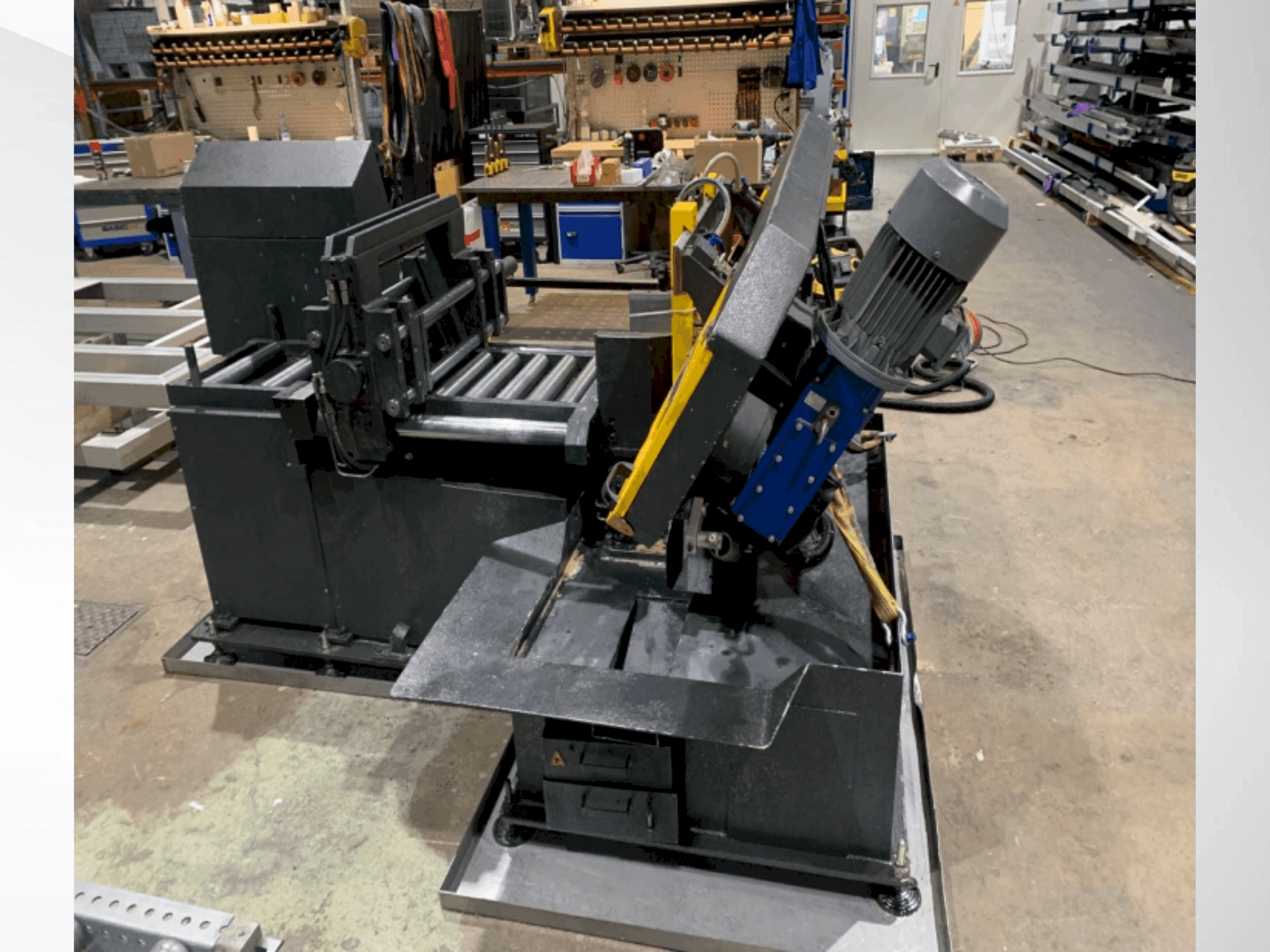 Vue de face de la machine BEKA-MAK BMSO 320 GH