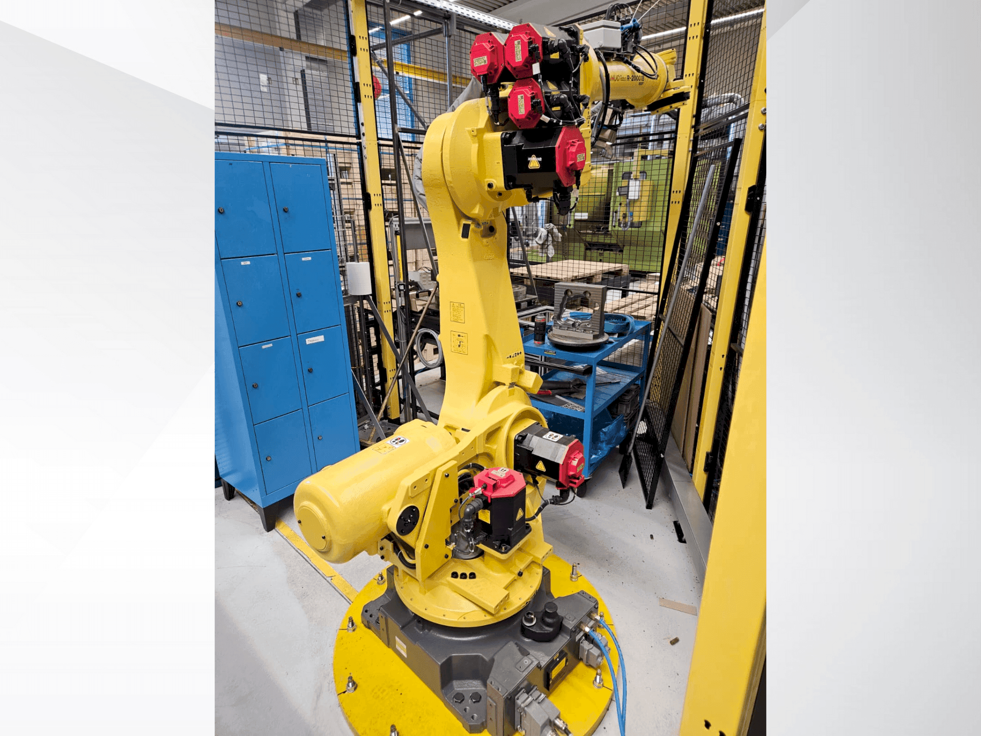 Vue de face de la machine FANUC R2000iB/165F