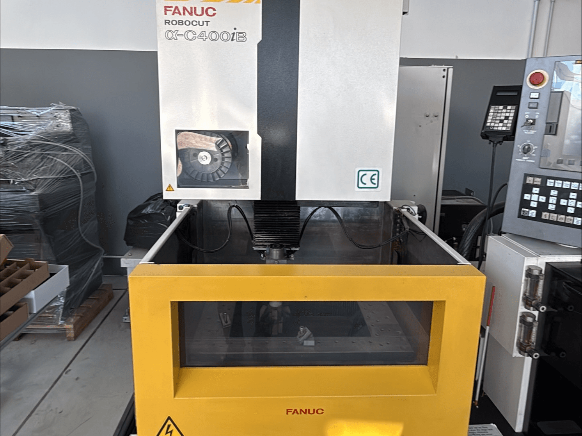 Machine d'électroérosion à fil FANUC Robocut α-C400iB, vue de face, avec un réservoir jaune et un panneau de commande.