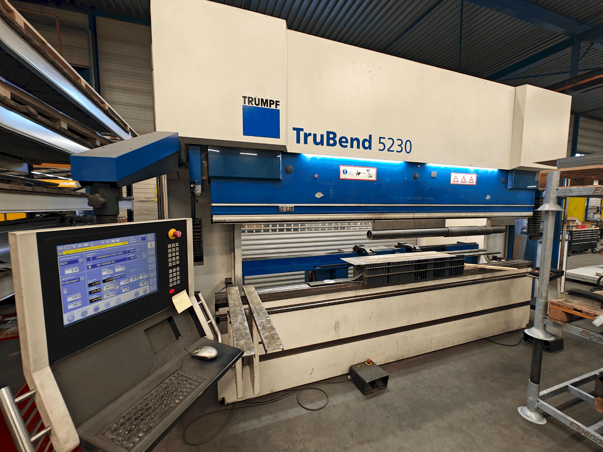 Vue de face de la machine TRUMPF TruBend 5230