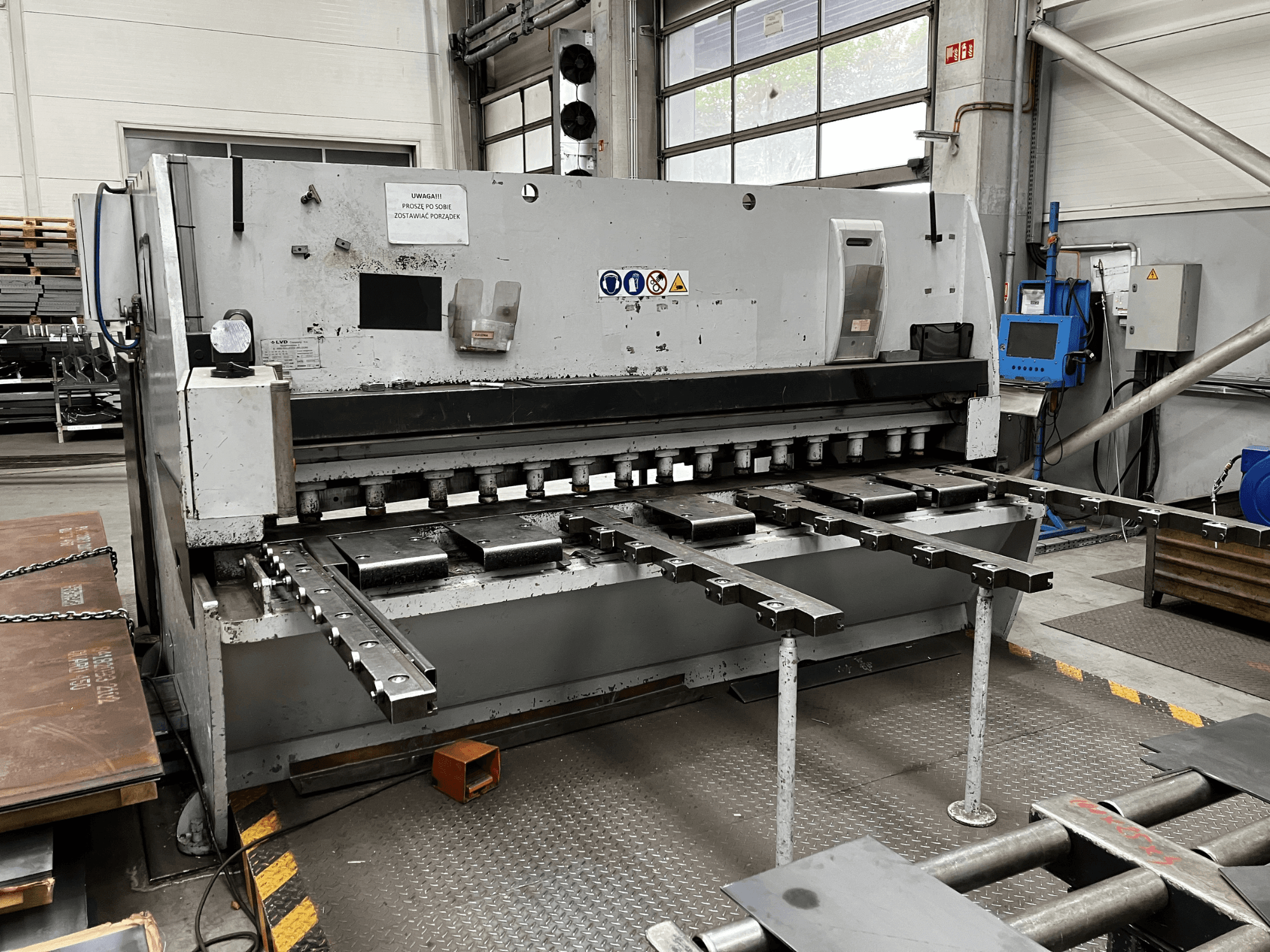 Machine à cisailler CNC LVD MVS-TS 13/31, vue de face, avec lames de cisaillement et panneau de commande.
