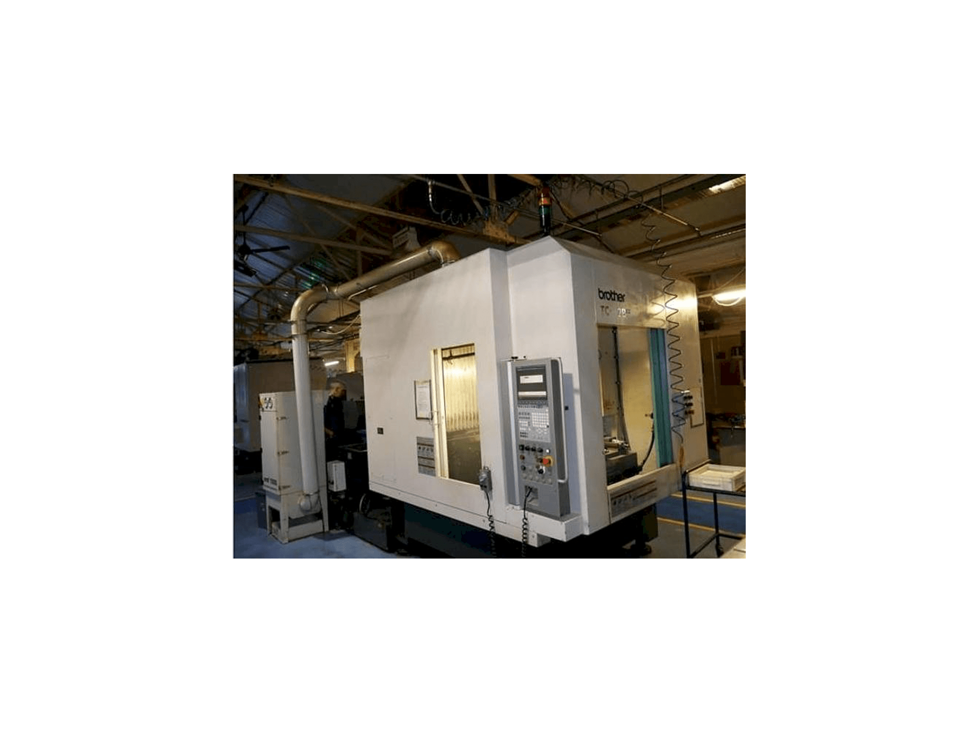 Vue de face de la machine Brother TC-32 BN QT