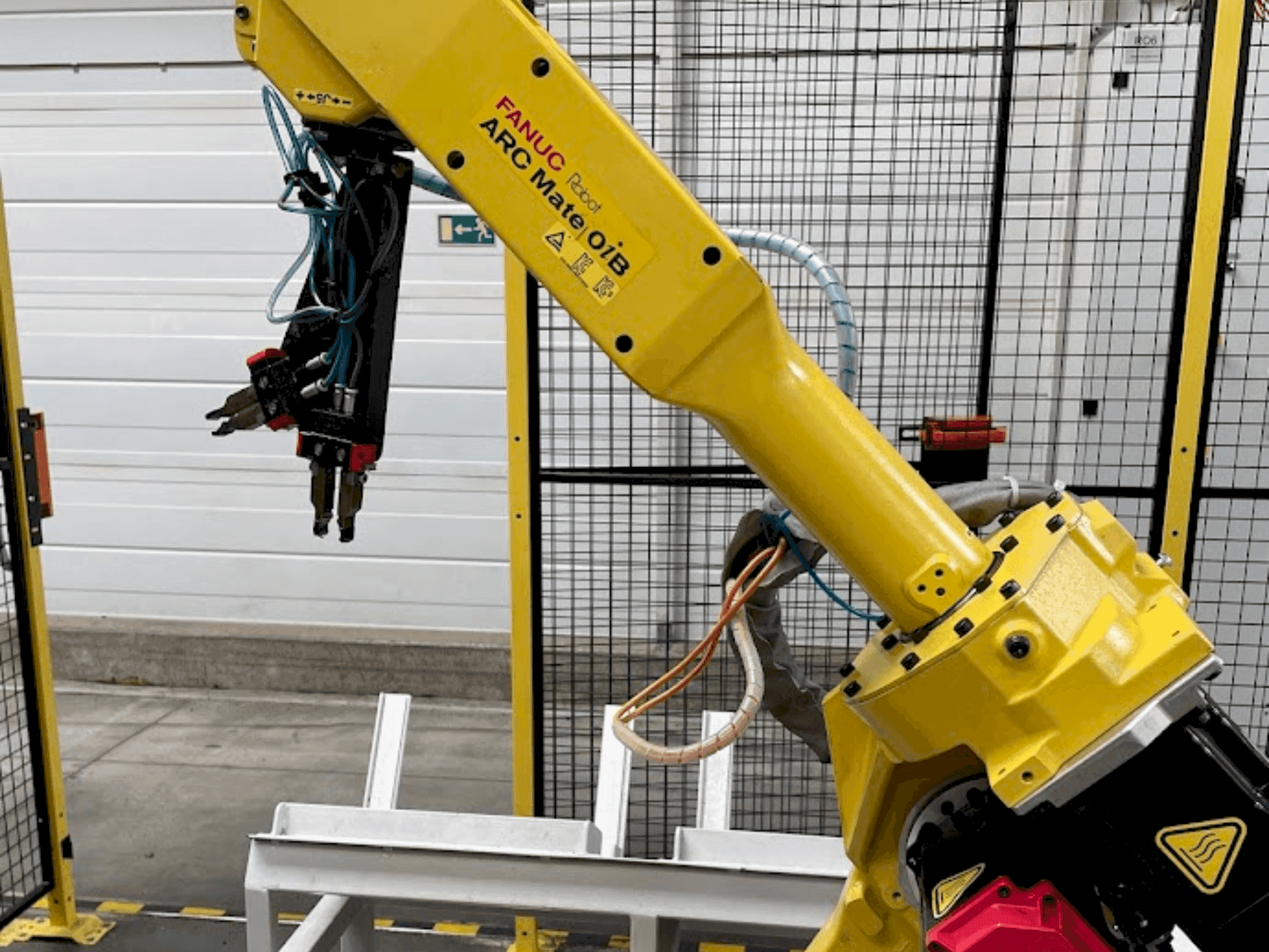 Vue de face de la machine FANUC ARC Mate OiB