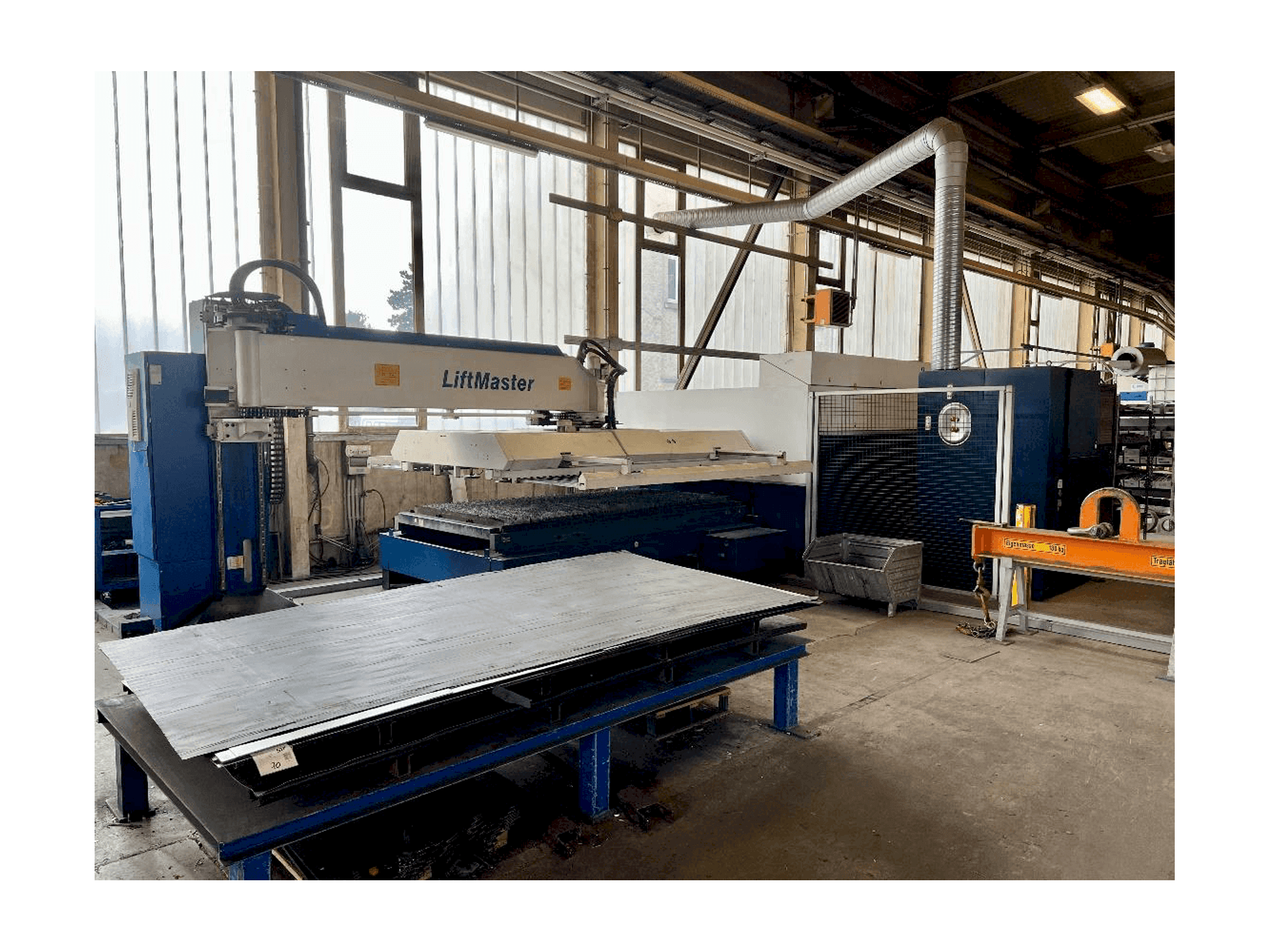 Vue de face de la machine TRUMPF TruLaser 3030 Fiber