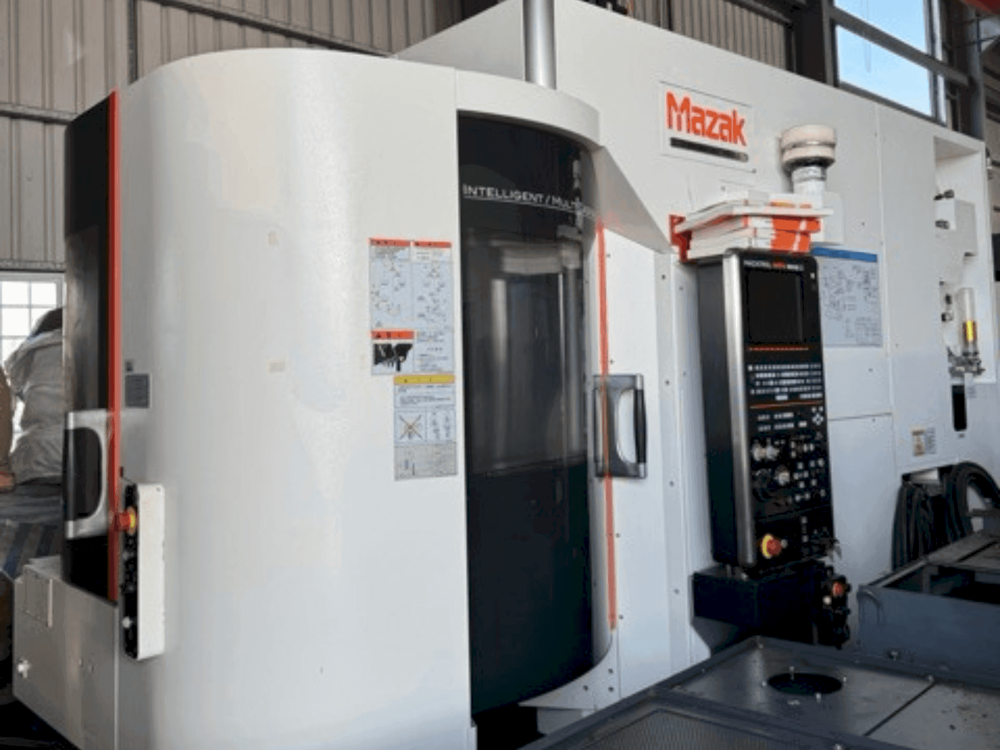 Vue de face de la machine Mazak VARIAXIS J-500