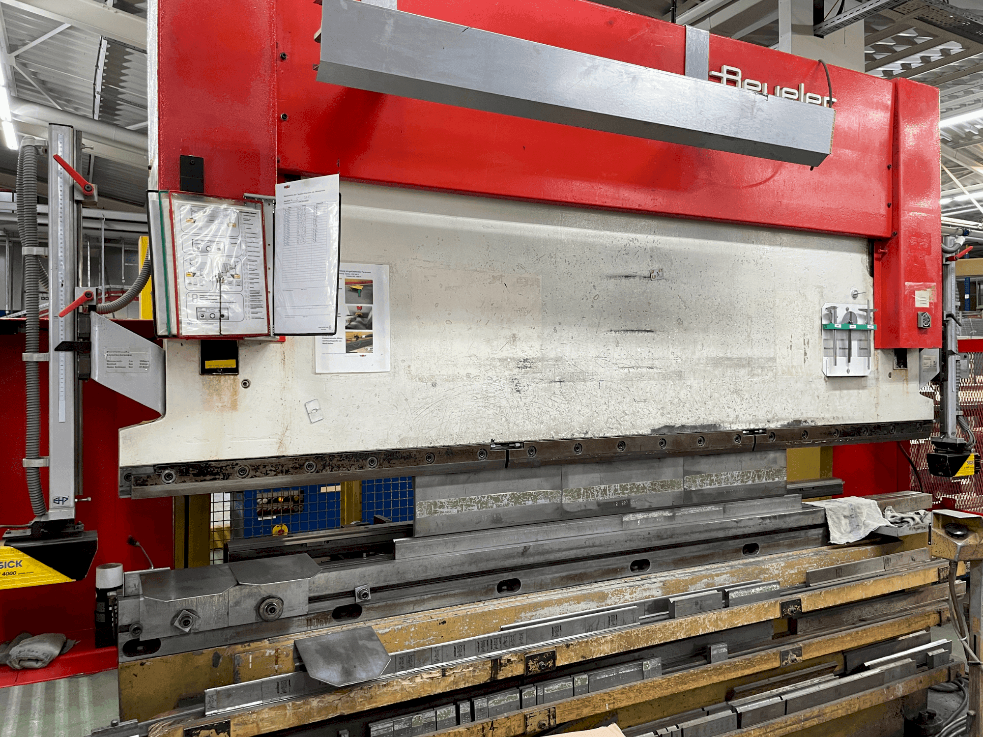 Vue de face de la machine BEYELER RT 125 x 3100