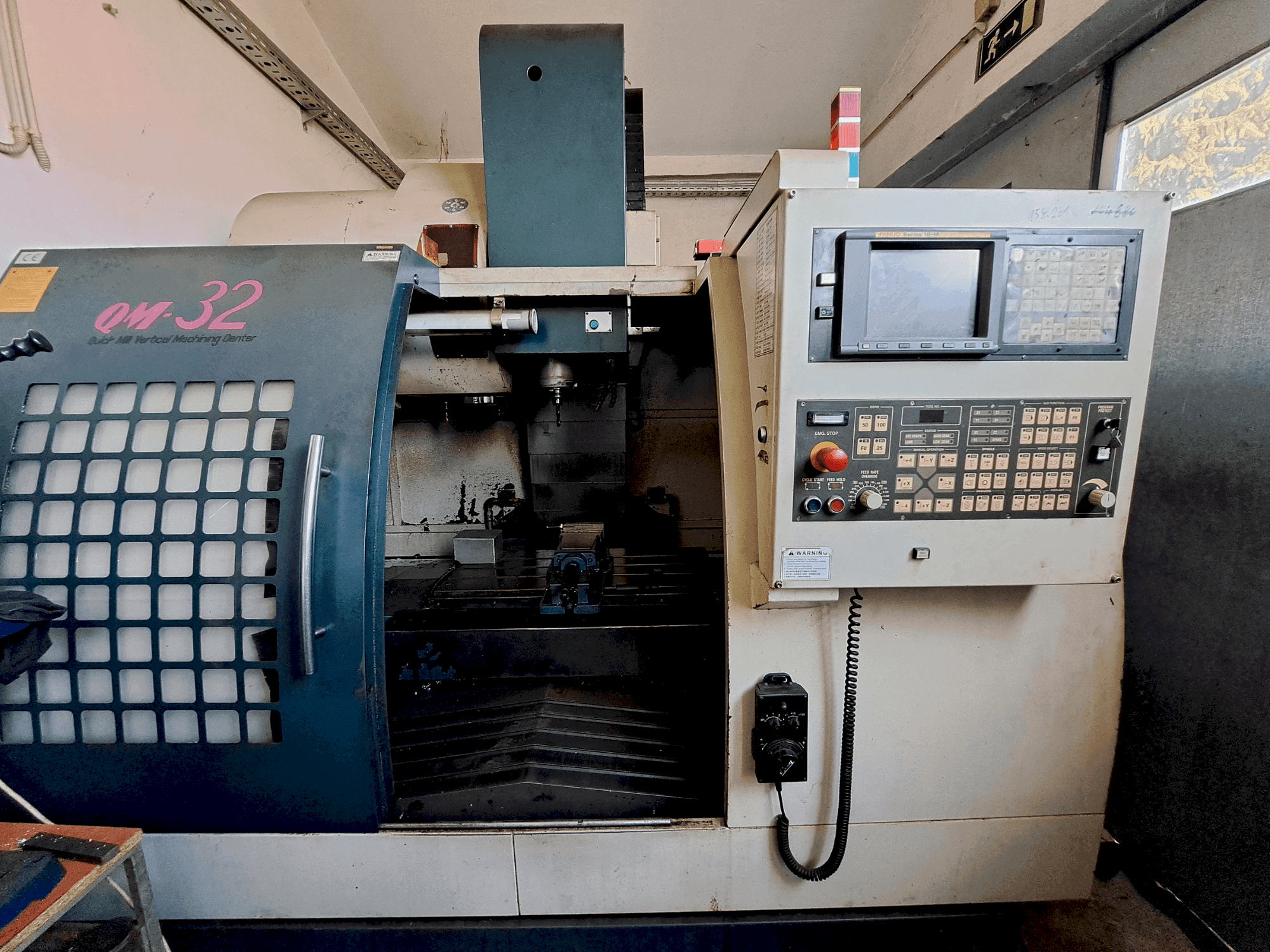 Vue de face de la machine Feeler QM-32