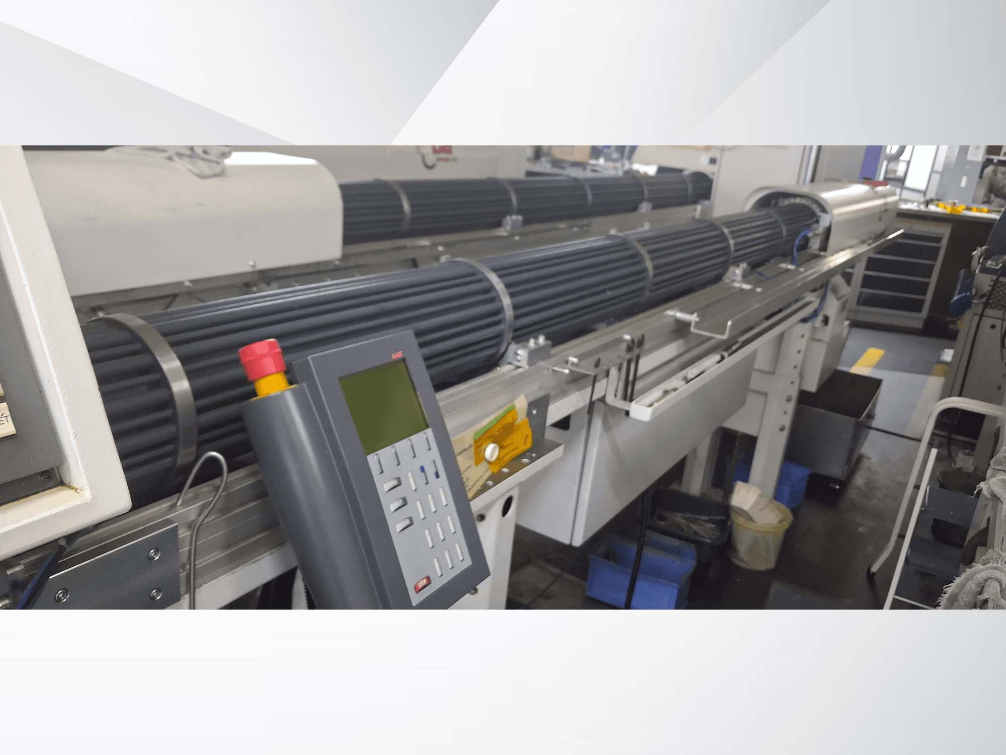 Tour de type suisse TORNOS DECO 10a en vue de face, doté d'un panneau de commande et de barillets rotatifs pour l'usinage de précision.