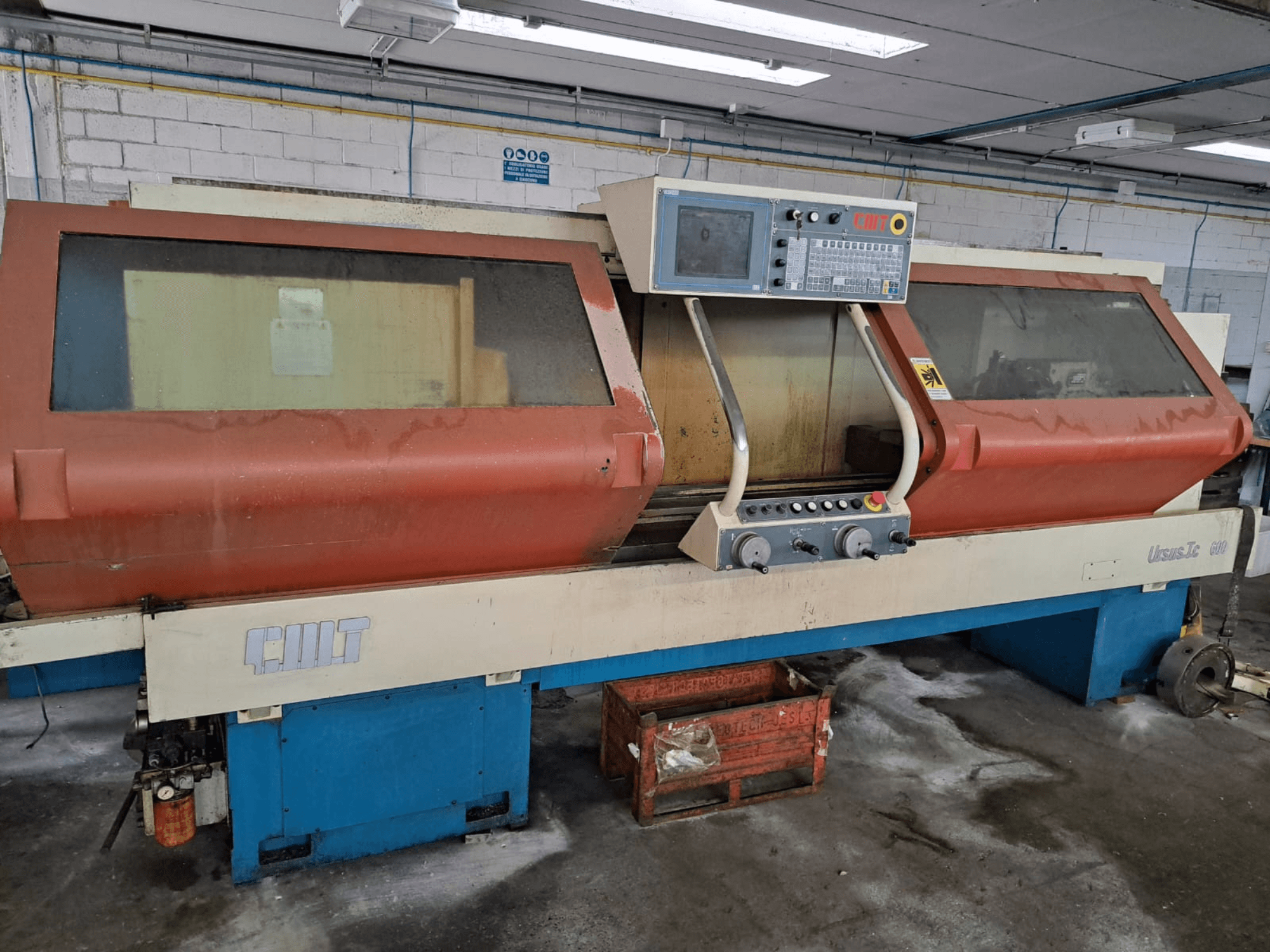 Tour horizontal URSUS TC, vue de face, avec boîtier rouge, panneau de commande et porte-outil visible.