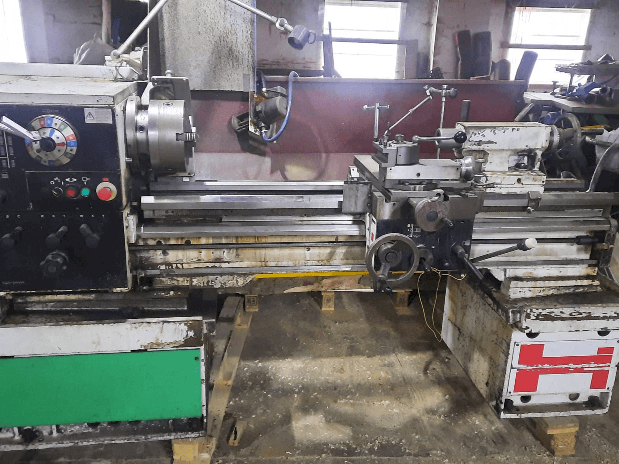 Vue de face de la machine Harrison M390