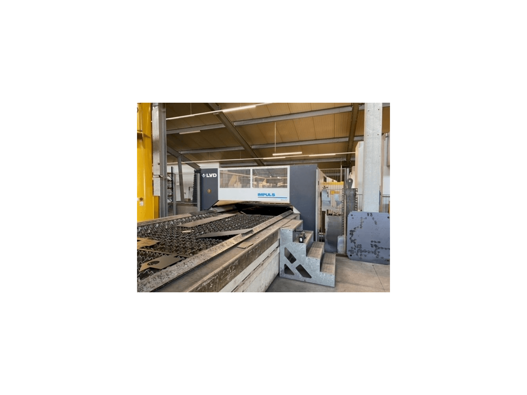 Vue de face de la machine LVD Impuls 6020