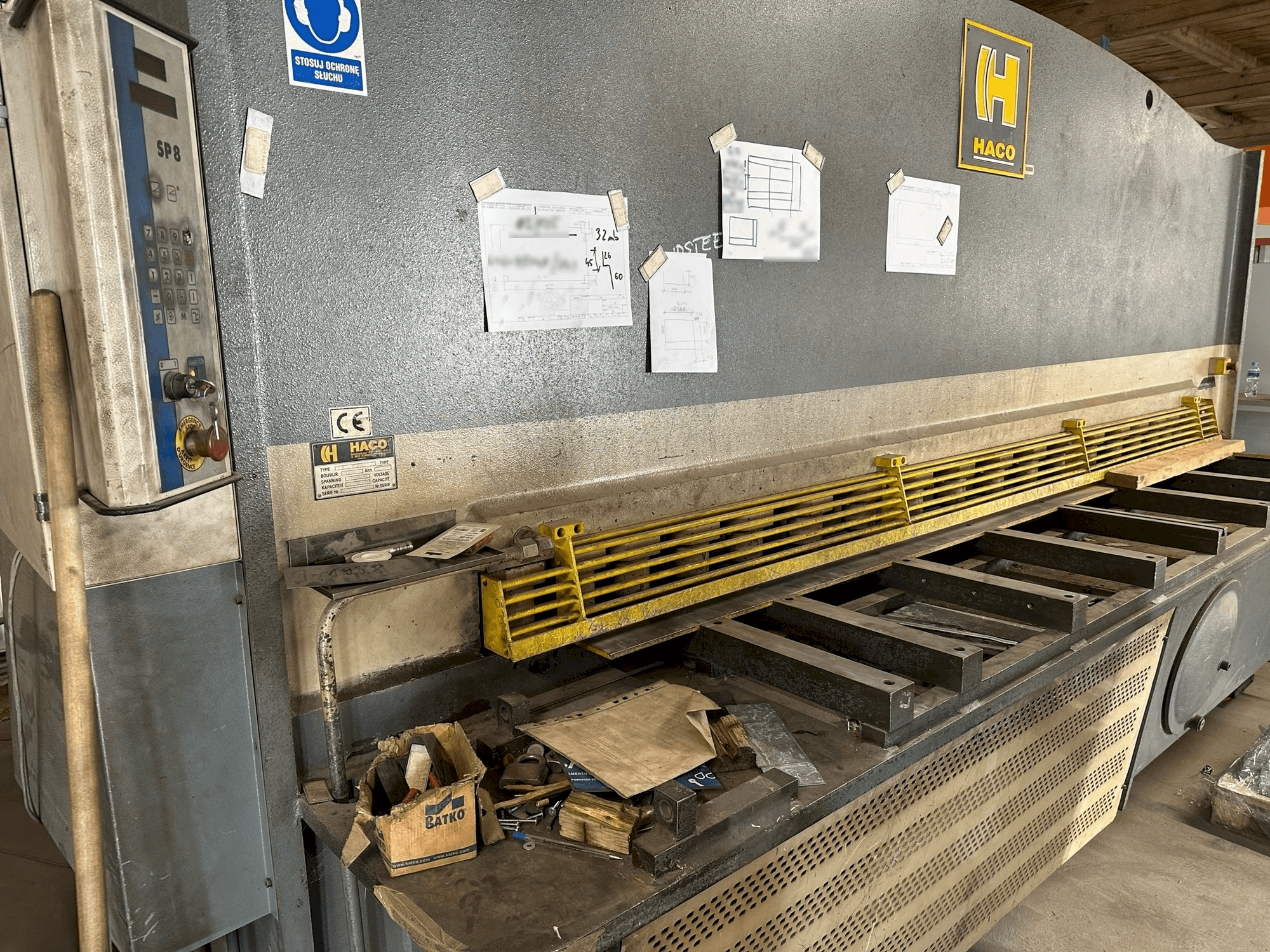 Vue de face de la machine HACO TS 3012