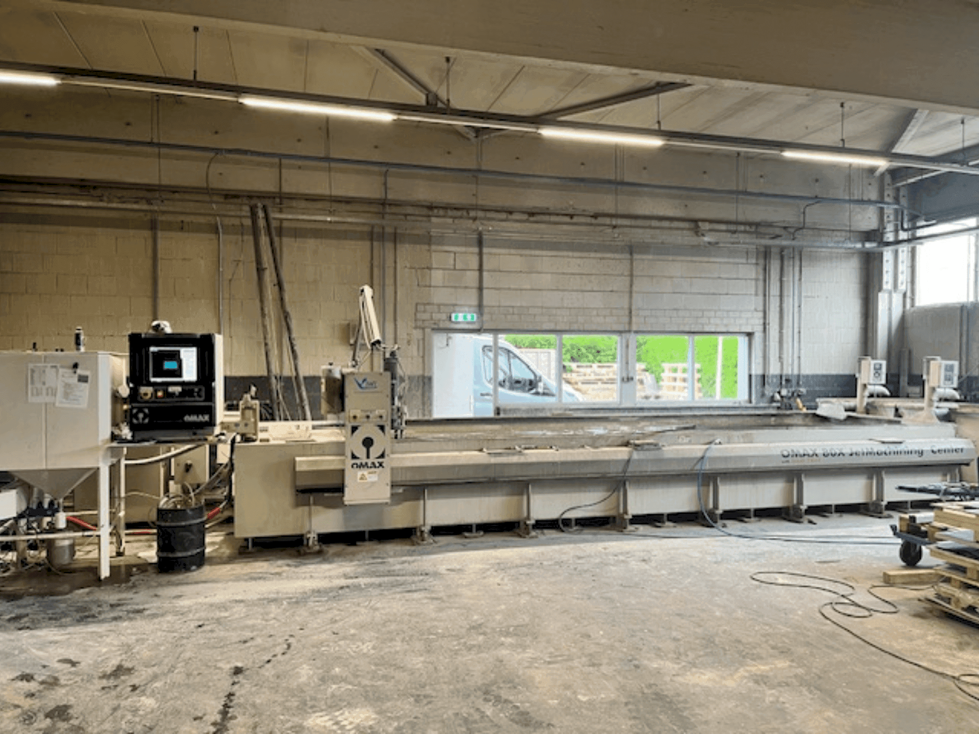 Vue de face de la machine OMAX 80X