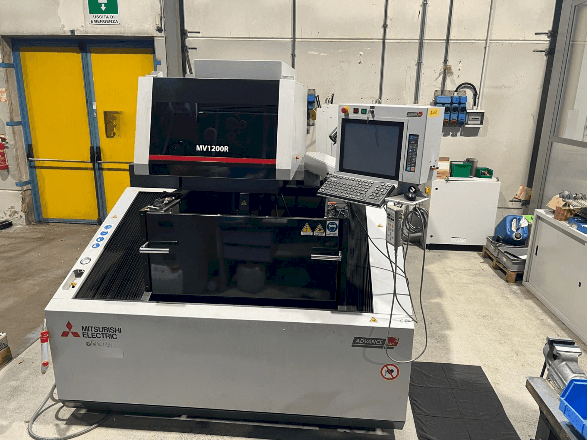 Vue de face de la machine Mitsubishi MV1200R