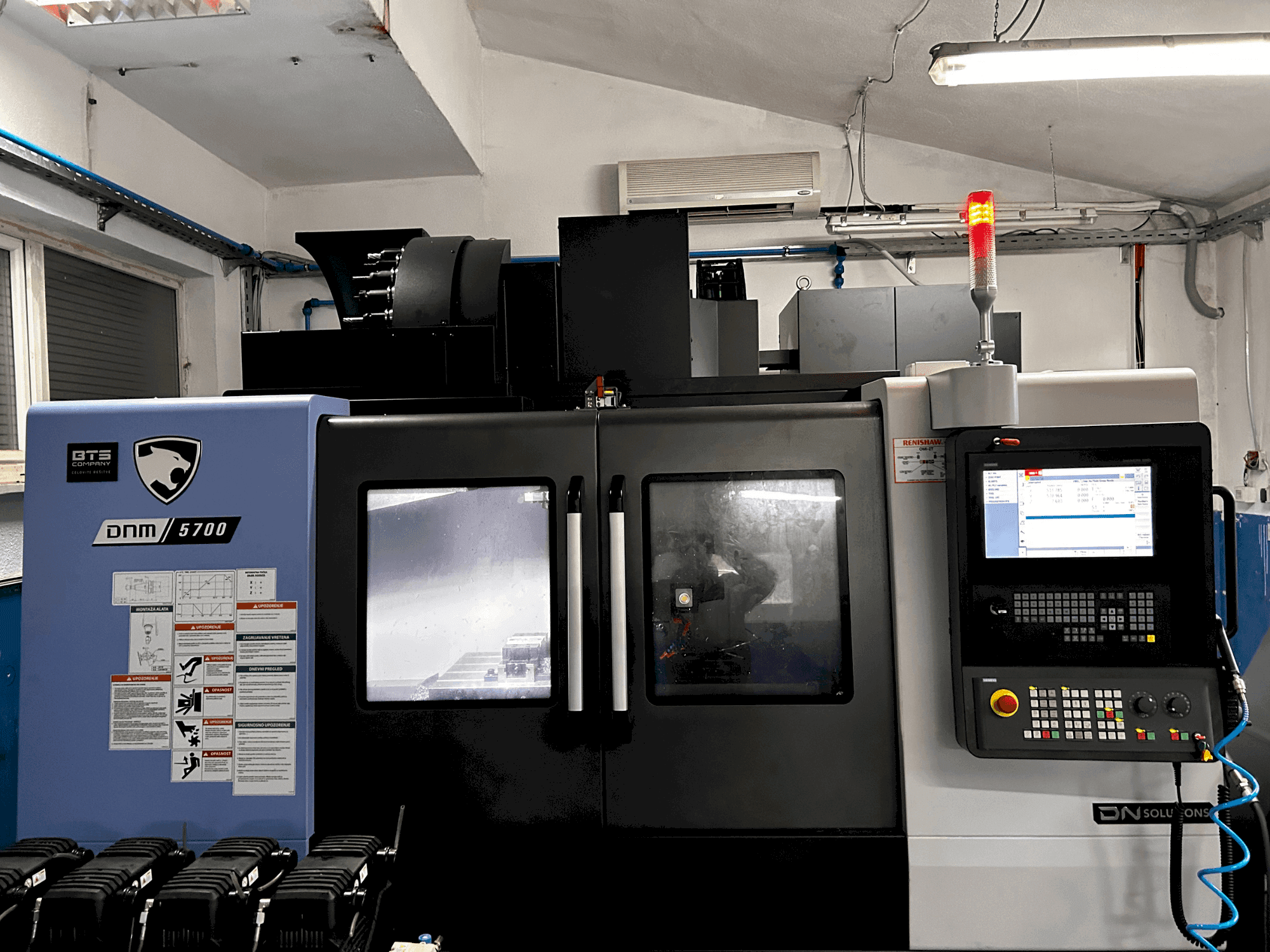 Vue de face de la machine DN SOLUTIONS DNM 5700
