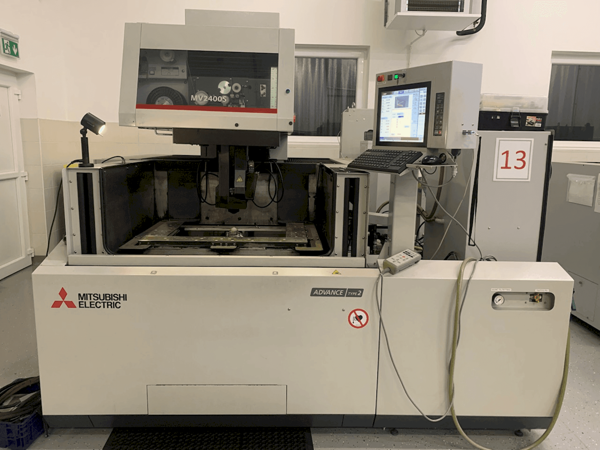 Vue de face de la machine Mitsubishi MV2400S