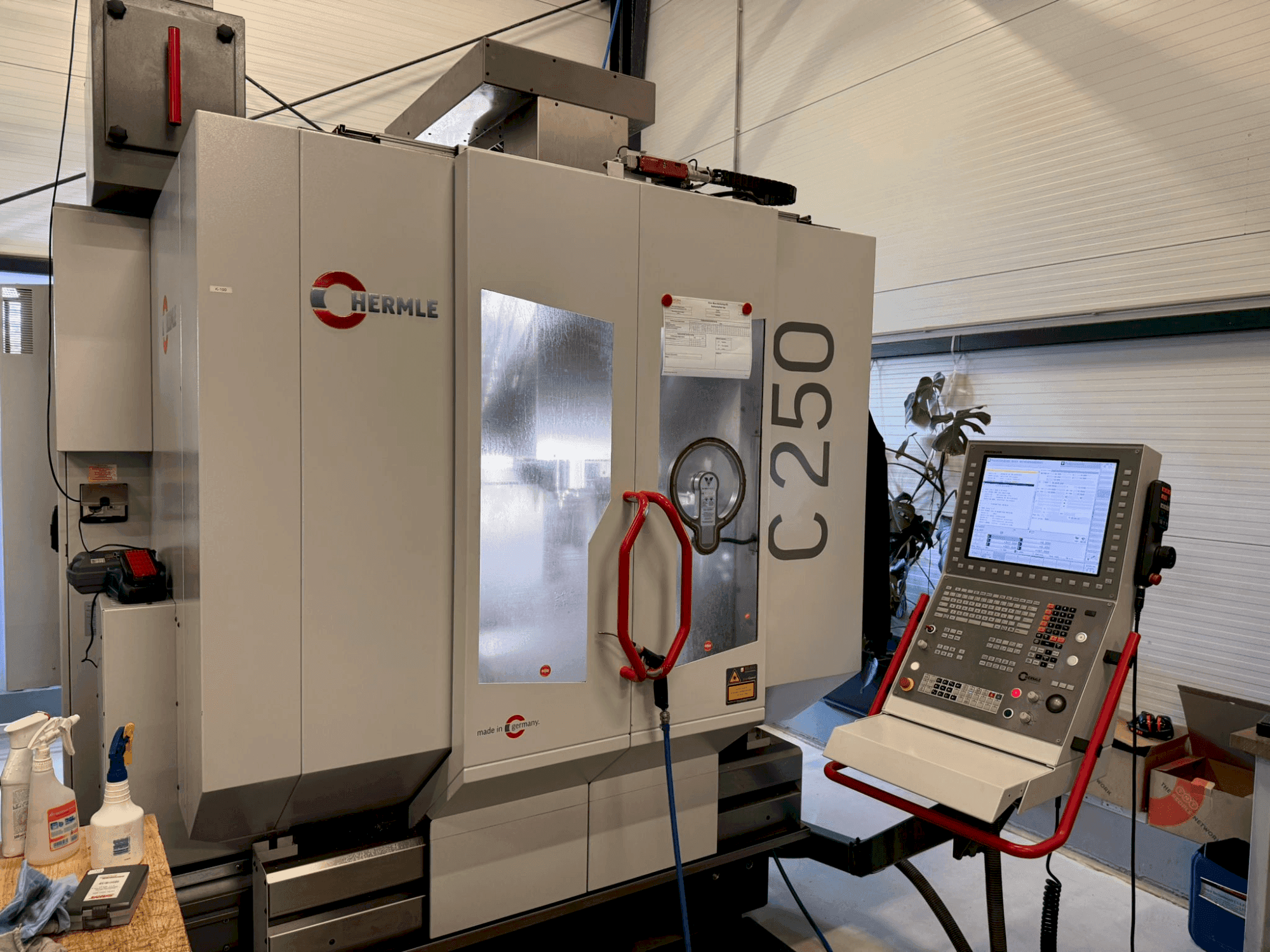 Vue de face de la machine HERMLE C 250