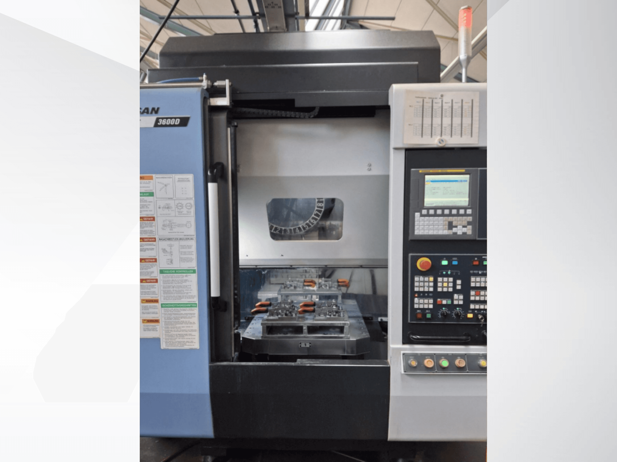 Tour vertical DOOSAN T 3600 D en vue de face, montrant le panneau de commande et la zone de travail avec les outils.