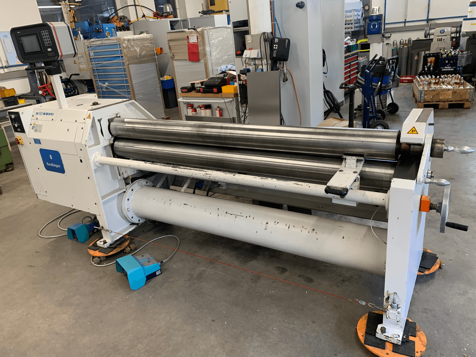 Machine à cintrer les tôles FASTI, modèle 136-20-4,5, vue de profil, avec ses rouleaux argentés et son panneau de commande.