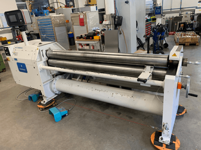 Machine à cintrer les tôles FASTI, modèle 136-20-4,5, vue de profil, avec ses rouleaux argentés et son panneau de commande.