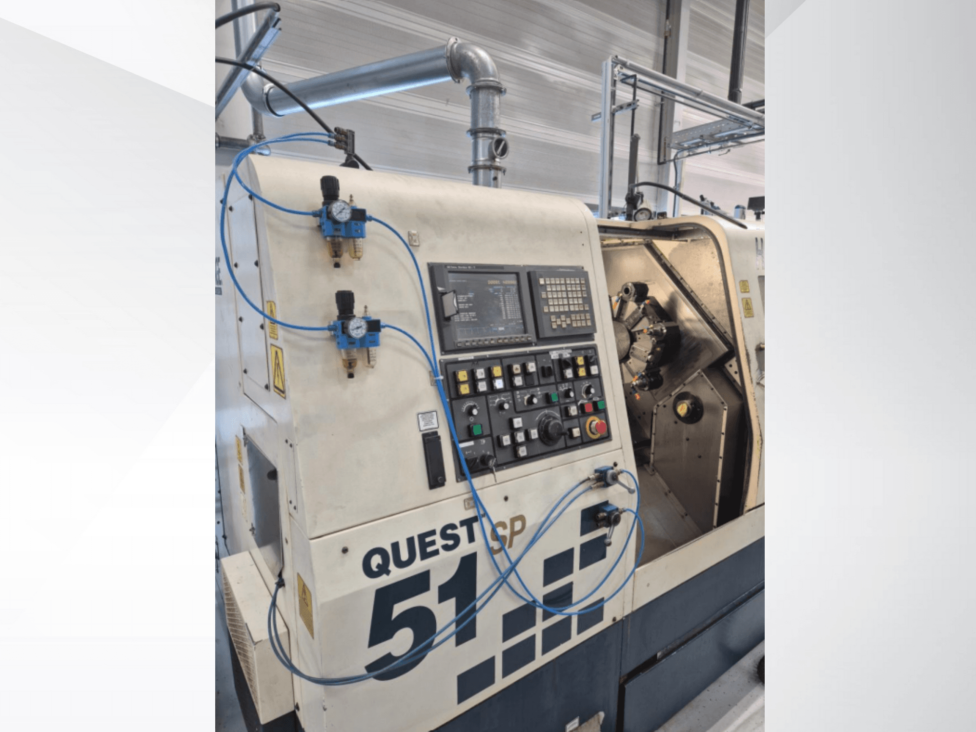 Questcp 51 Machine CNC vue de face, panneau de commande avec boutons et écran, commandes pneumatiques, conception industrielle.