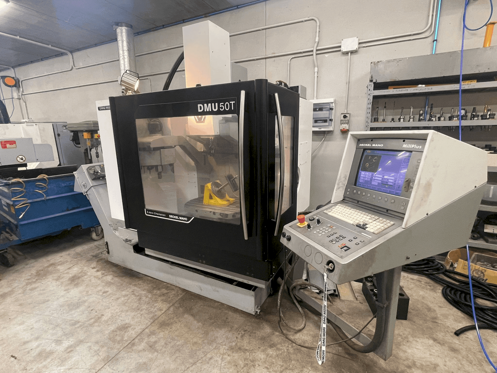 Vue de face de la machine DECKEL MAHO DMU 50 T