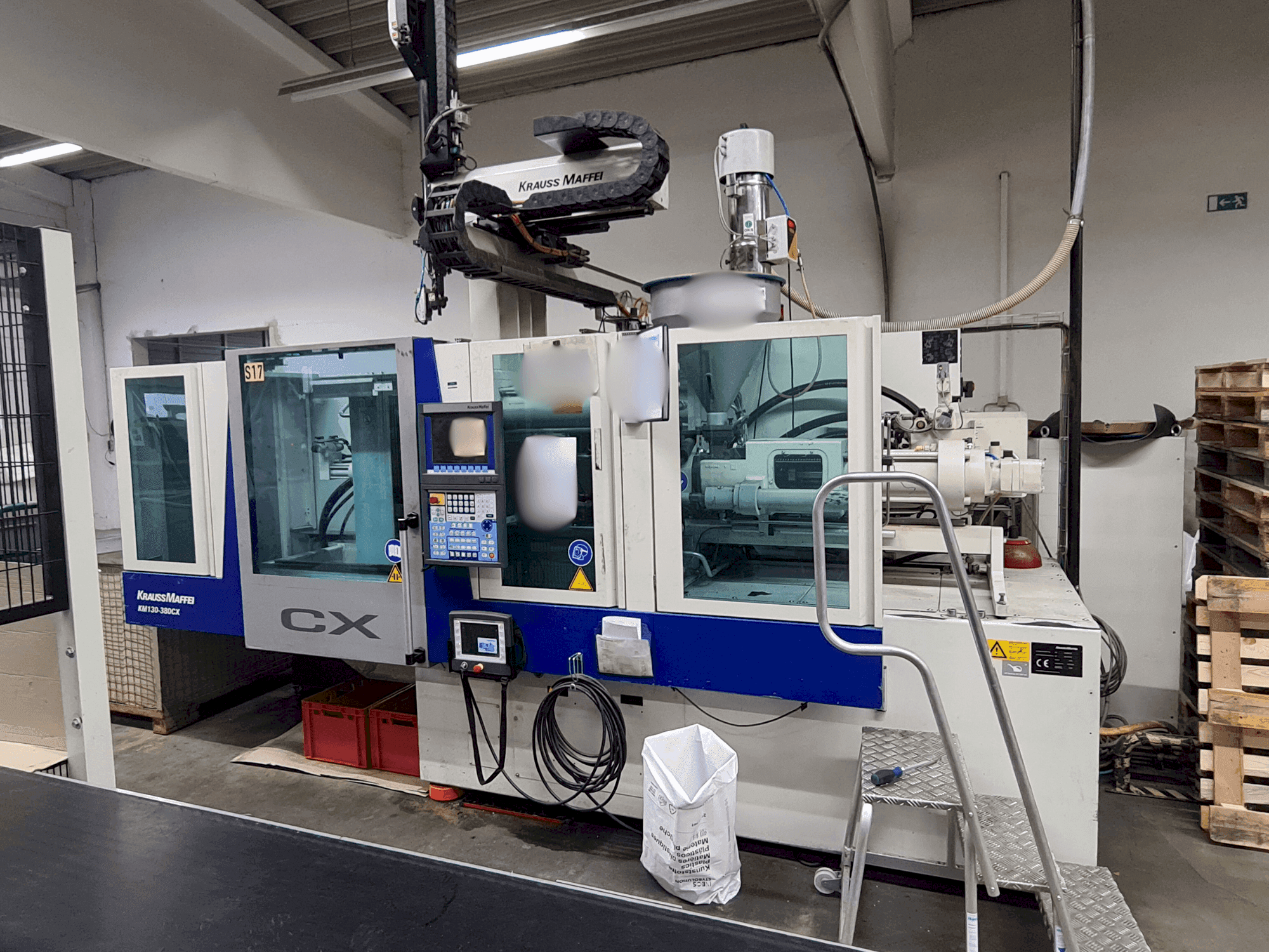 Vue de face de la machine Krauss Maffei 130-380 CX