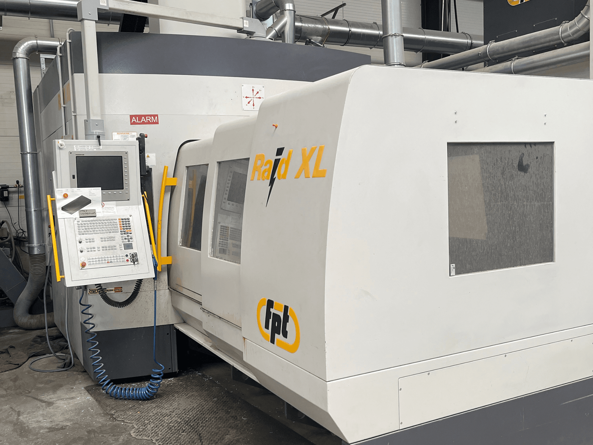 Fraiseuse à portique FPT Raid XL vue de face avec son panneau de commande, mettant en valeur son design industriel et ses fonctionnalités opérationnelles.