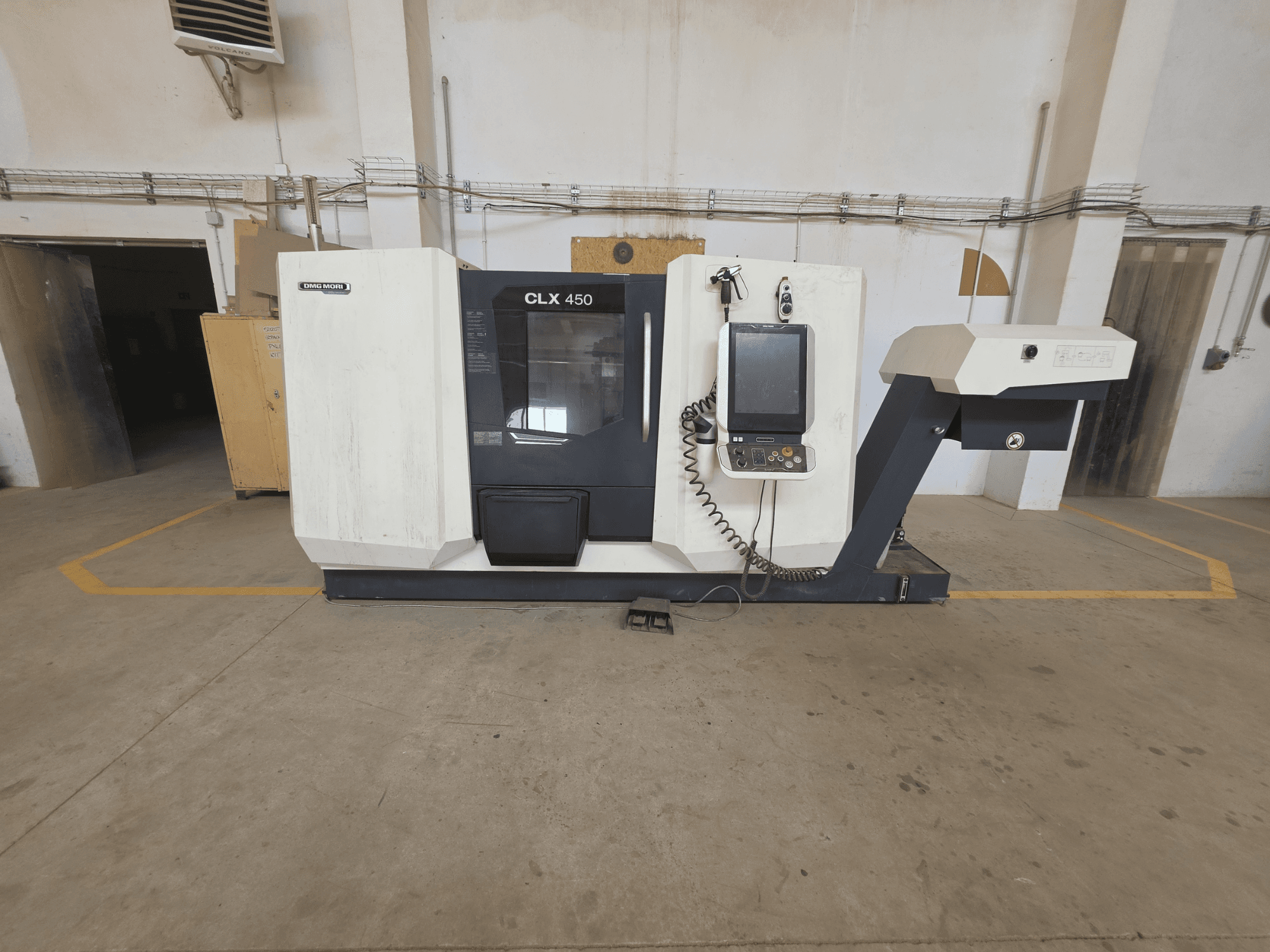Vue horizontale du tour DMG MORI CLX 450 V4, avec le panneau de commande, la zone de la broche et un environnement industriel propre.